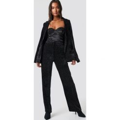 Galore x NA-KD Aksamitne spodnie - Black. Spodnie materiałowe damskie marki Galore x NA-KD. W wyprzedaży za 97.18 zł.