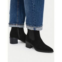 Botki Lasocki. Czarne botki damskie Lasocki, bez obcasa, na słupku, bez zapięcia. Za 249.99 zł.