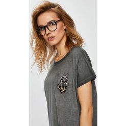 Guess Jeans - Top. Szare topy damskie Guess Jeans, z aplikacjami, z bawełny, z okrągłym kołnierzem, z krótkim rękawem. Za 199.90 zł.