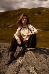 Sweter z półgolfem beżowy. Brązowe swetry damskie MOODO, l, bez wzorów, z poliamidu, bez kołnierzyka, bez ramiączek, bez kaptura. Za 149.99 zł.