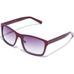 Męskie okulary przeciwsłoneczne w kolorze czerwono-fioletowym. Czerwone okulary przeciwsłoneczne męskie marki Guess. W wyprzedaży za 150.95 zł.