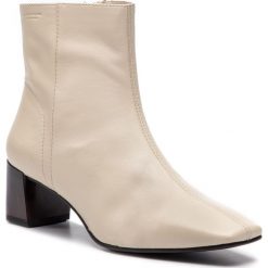 Botki VAGABOND - Leah 4702-001-02 Off White. Brązowe kozaki damskie Vagabond, z materiału, bez obcasa, na obcasie. W wyprzedaży za 339.00 zł.