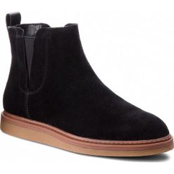Sztyblety CLARKS - Dove Madeline 261372224 Black Suede. Kozaki damskie marki Clarks. W wyprzedaży za 229.00 zł.