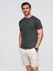 T-shirt męski z efektem sprania i guzikami przy dekolcie – czarny V1 - Rozmiar: M. Czarne kurtki męskie Ombre Clothing, na lato, m, bez wzorów, z bawełny, eleganckie, bez kołnierzyka. W wyprzedaży za 49.99 zł.