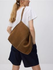 Zamszowa torebka shopper - ciemnobrązowy. Brązowe torebki shopper damskie Reserved, bez wzorów, z zamszu, zamszowe, bez dodatków. Za 279.99 zł.