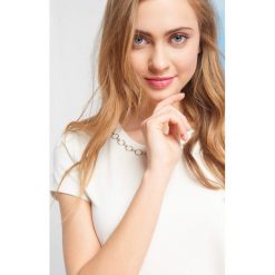 Koszulka z łańcuszkiem. Bluzki damskie marki Orsay. Za 49.99 zł.