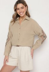 Beżowa Koszula o Kroju Oversize Zdobiona Haftem na Rękawach Dovorea. Brązowe bluzki damskie Born2be, l, z aplikacjami, z bawełny, eleganckie, bez kołnierzyka, bez ramiączek. Za 74.99 zł.