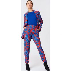 NA-KD Spodnie garniturowe z połyskiem - Multicolor. Spodnie materiałowe damskie marki NA-KD. W wyprzedaży za 80.97 zł.