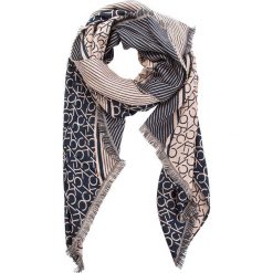 Szal CALVIN KLEIN - Ck Blanket K60K604710 448. Szaliki i chusty damskie marki Calvin Klein. Za 299.00 zł.