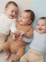 Body 3 pack - kremowy. Białe body niemowlęce Sinsay, bez wzorów, bez ramiączek. W wyprzedaży za 19.99 zł.