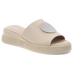 Klapki damskie Filippo, ze skóry naturalnej na platformie z ozdobą wygodne i eleganckie, beżowe, DK6987-25-BE. Brązowe sandały damskie Filippo, z aplikacjami, ze skóry, bez obcasa, na platformie, bez zapięcia. Za 149.00 zł.