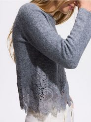 Sweter z koronką - szary. Szare swetry damskie Reserved, l, bez wzorów, z dzianiny, bez kołnierzyka, bez ramiączek, bez kaptura. Za 139.99 zł.