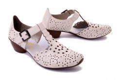 RIEKER 43796-60 beige, czółenka damskie. Brązowe czółenka damskie Rieker, w ażurowe wzory, ze skóry, bez obcasa, na obcasie, bez zapięcia. Za 179.94 zł.