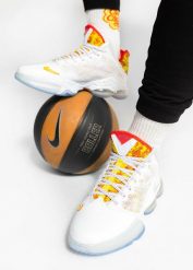Buty do koszykówki męskie Nike LeBron XIX Low Magic Fruity Pebbles. Białe buty sportowe męskie Nike, bez zapięcia, do koszykówki. Za 411.99 zł.