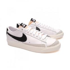 Buty na co dzień damskie NIKE BLAZER LOW '77 skóra. Białe obuwie sportowe damskie Nike, bez wzorów, ze skóry, trekkingowe. Za 434.00 zł.