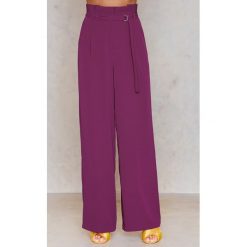 NA-KD Trend Spodnie z zakładkami i szerokimi nogawkami - Purple. Spodnie materiałowe damskie marki NA-KD Trend. Za 202.95 zł.