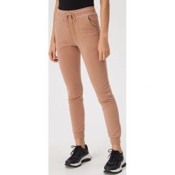Spodnie jogger z wiązaniem w pasie - Kremowy. Białe spodnie materiałowe damskie Sinsay, l, bez wzorów. Za 29.99 zł.