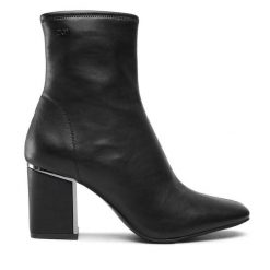 Botki DKNY. Czarne botki damskie DKNY, bez obcasa, na słupku, bez zapięcia. Za 1,029.00 zł.