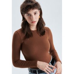 Prążkowana koszulka z zapięciem przy rękawach - Brązowy. T-shirty damskie marki Cropp. Za 49.99 zł.