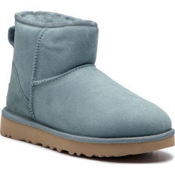 Buty UGG - W Classic Mini II 1016222 W/Scc. Niebieskie kozaki damskie UGG, ze skóry, bez obcasa. W wyprzedaży za 419.00 zł.
