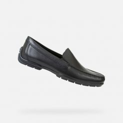 Buty żeglarskie Geox Moner. Czarne eleganckie półbuty Geox, z gumy, biznesowe, bez zapięcia. Za 596.00 zł.