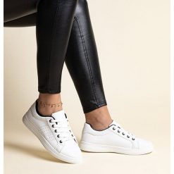Białe sneakersy eko skóra Cathleen. Białe trampki i tenisówki damskie bez wzorów, ze skóry, eleganckie, bez zapięcia. Za 79.62 zł.