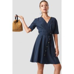 Trendyol Kopertowa sukienka z guzikami - Blue. Sukienki damskie marki Trendyol. Za 80.95 zł.