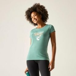 Damska koszulka z krótkim rękawem i grafiką w stylu „breezed”. Zielone t-shirty damskie Regatta, m, bez wzorów, z bawełny, bez kołnierzyka. Za 73.99 zł.