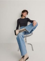 Skórzane botki - złamana biel. Botki damskie Reserved, ze skóry, bez obcasa, bez zapięcia. W wyprzedaży za 139.99 zł.