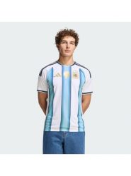 Adidas Koszulka techniczna Argentina 26 Home Replica JM8396 Błękitny Slim Fit. Niebieskie koszulki sportowe męskie Adidas, l, bez wzorów, z syntetyku, bez kołnierzyka, bez ramiączek, do piłki nożnej. Za 395.99 zł.