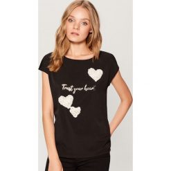 Koszulka z kwiatową aplikacją - Czarny. T-shirty damskie marki Mohito. W wyprzedaży za 29.99 zł.
