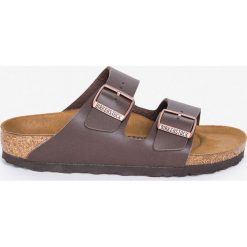 Birkenstock - Klapki Arizona. Brązowe klapki damskie Birkenstock, bez wzorów, z materiału, bez obcasa, bez zapięcia. W wyprzedaży za 199.90 zł.