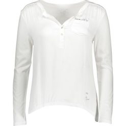 Koszulka w kolorze białym. T-shirty damskie Be Yourself, z asymetrycznym kołnierzem, z długim rękawem. W wyprzedaży za 100.95 zł.