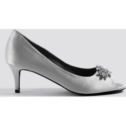NA-KD Shoes Zdobione czółenka z odkrytymi palcami - Grey,Silver. Szare czółenka damskie NA-KD Shoes, z satyny. Za 141.95 zł.