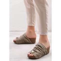 Khaki Klapki Denigrate. Klapki damskie Born2be. Za 29.99 zł.