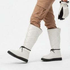 Kozaki damskie Artiker, cholewka z pikowanego materiału z ociepleniem i wiązaniem wokół kostki gruba podeszwa z wyraźnym profilem, białe, 51C0380. Białe kozaki damskie Artiker, z futra, bez obcasa, na obcasie. Za 265.00 zł.