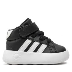 Sneakersy adidas. Białe trampki i tenisówki chłopięce Adidas, bez wzorów, bez zapięcia. Za 142.99 zł.