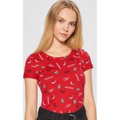 Koszulka ze świątecznym nadrukiem - Czerwony. Czerwone t-shirty damskie Cropp, z nadrukiem. Za 29.99 zł.