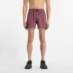 Spodenki męskie New Balance MS41286FDP – bordowe. Czerwone krótkie spodenki sportowe męskie New Balance, l, bez wzorów, z materiału, na fitness i siłownię. Za 199.99 zł.