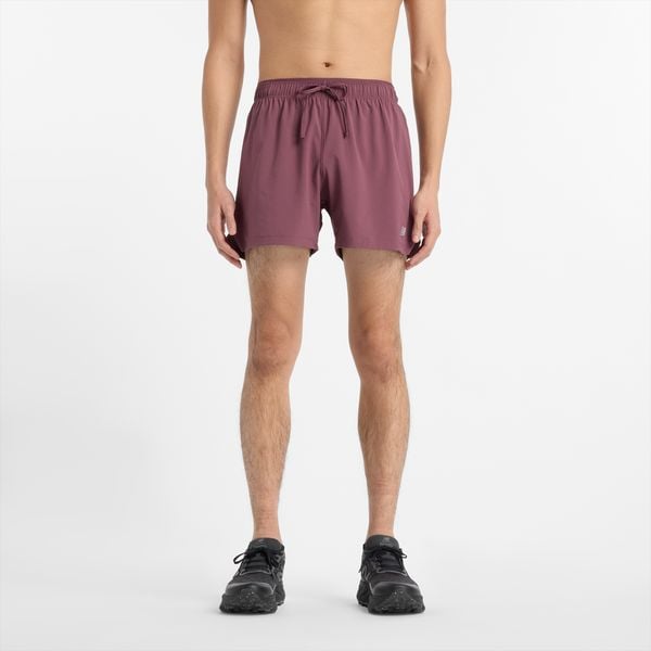 Spodenki męskie New Balance MS41286FDP – bordowe. Czerwone krótkie spodenki sportowe męskie New Balance, l, bez wzorów, z materiału, na fitness i siłownię. Za 199.99 zł.