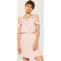 Sukienka cold shoulder - Różowy. Sukienki damskie marki House. W wyprzedaży za 29.99 zł.