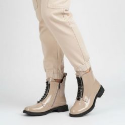 Botki damskie S. Barski, lakierowane skórzane na płaskim obcasie i zapinane na zamek, beżowe, MR52-108. Brązowe kozaki damskie S.BARSKI, z gumy, bez obcasa, na płaskiej podeszwie. Za 288.99 zł.