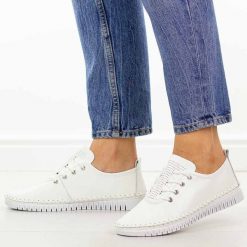 Białe skórzane półbuty damskie Cambell 87319. Białe półbuty damskie Cambell, na jesień, w ażurowe wzory, z jeansu, casualowe, bez obcasa, na płaskiej podeszwie, bez zapięcia. Za 219.00 zł.