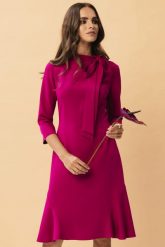 Elegancka sukienka z wiązaniem przy dekolcie i falbaną śliwka. Sukienki damskie Stylove, do pracy, xl, bez wzorów, biznesowe, bez kołnierzyka, bez ramiączek. Za 309.00 zł.