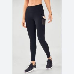 Damskie legginsy Fabletics On-The-Go. Czarne legginsy damskie FABLETICS, bez wzorów. Za 359.05 zł.