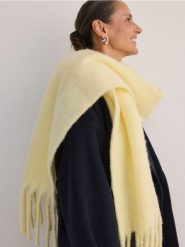 Puszysty szalik z dodatkiem wełny - złamana biel. Szaliki i chusty damskie Reserved, bez wzorów, z wełny. W wyprzedaży za 79.99 zł.