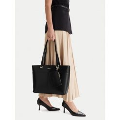 Torebka MEXX. Czarne torebki do ręki damskie Mexx, bez wzorów, klasyczne, bez dodatków. Za 199.99 zł.