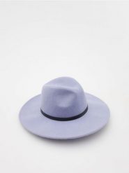 Wełniany kapelusz - niebieski. Niebieskie czapki i kapelusze damskie Reserved, bez wzorów, z wełny. W wyprzedaży za 55.99 zł.