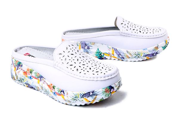 Artiker Relaks 58C0759 biały, klapki damskie. Białe klapki damskie Artiker Relaks, bez wzorów, ze skóry, bez obcasa, na koturnie. Za 174.90 zł.