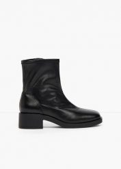 Botki z elastyczną cholewką. Czarne botki damskie bonprix, bez obcasa, bez zapięcia. Za 149.99 zł.